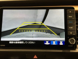リバースギアに入れるだけで後方の表示へ切り替わります。夜間や雨の日の駐車も楽になりますよ。