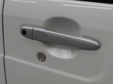 ドアハンドル リクエストスイッチでドアロックの開閉が可能です。