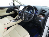 高級感のある美しいインテリアデザインの運転席です。