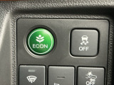 エンジンやエアコンなどを協調制御し燃費の向上に有効なECONスイッチ、車がカーブの外側へ膨らんだり内側へ巻き込んだりする挙動を防止し安定した走行をサポートする横滑り防止装置付きです!