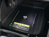 ◆ワイヤレス充電器◆ワイヤレス充電規格Qiに適合した機器を充電エリアに置くことで使用できます。