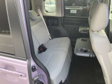 運転席と助手席のシートバックに収納式のトレイ付きドリンクホルダーを装備しています。ドライブの時など便利です。