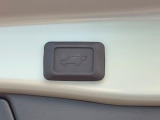 【パワーバックドア】スマートキーや運転席のボタンを押すだけでリアゲートが自動で開閉します!荷物を持っている時や、高い位置にあるバックドアを閉める際に便利な機能です♪
