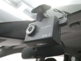 【ドラレコ搭載車】今や必需品のドライブレコーダー搭載車です。万が一のトラブルのときにも役に立つドライブレコーダーを装備しています。側面衝突や幅寄せ・割り込み対策に!