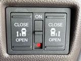 【両側パワースライドドア】スマートキーや運転席のスイッチで後席両側スライドドアの開閉が可能♪電動だから力を入れてドアを開ける必要が無く、小さなお子様でも簡単に開け閉めでき快適です♪