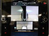 左右のサイドカメラ映像を同時に表示し、車両周囲の死角をしっかりカバー。狭い道や駐車時の接触リスクを減らし、安心して操作できる視界を確保します。