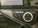 【オートエアコン】一度お好みの温度に設定すれば、車内の温度を検知し風量や温度を自動で調整。暑い&hellip;寒い&hellip;と何度もスイッチ操作をする必要はありません。快適な車内空間には必須の機能ですね♪