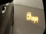 隣車線を走る車両をレーダーで検知し、ドアミラーでは確認しにくい後側方エリアに存在する車両に加え、急接近してくる車両も検知します。車両を検知するとドアミラーに搭載されたLEDインジケーターが点灯します。