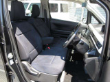 体をしっかり支えるシート形状で、運転姿勢を安定させやすい運転席。アームレスト付きで長時間の運転でも姿勢を保ちやすく、日常使いに配慮された空間です。