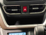 手の届くところにスマートフォンが置けるインパネセンタートレイ
