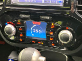 【オートエアコン】一度お好みの温度に設定すれば、車内の温度を検知し風量や温度を自動で調整。暑い&hellip;寒い&hellip;と何度もスイッチ操作をする必要はありません。快適な車内空間には必須の機能ですね♪
