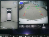 リバースにシフトするとまるで上空から見下ろしているような感じにナビゲーション画面に映し出します