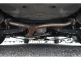 車両後方からの下回りです。マフラー防錆塗装や下回り防錆施工等も可能でございます。