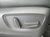 運転席のシート調整を電動で調整できます。無段階調整なので、どなたにもピッタリの調整が可能です。