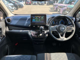 すっきりした運転席周りにはナビやエアコンの操作パネルを設置しておりますので、お一人での運転でもご安心できます。