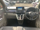 すっきりした運転席周りにはナビやエアコンの操作パネルを設置しておりますので、お一人での運転でもご安心できます。