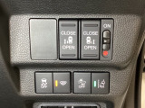 両側電動スライドドアは運転席から操作ができるよう、操作スイッチが付いています。Hondaセンシング用のVSA(ABS+TCS+横滑り抑制)解除と路外逸脱抑制機能などのスイッチがあります。