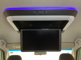 天井にリア席モニターが付いています。ナビゲーションで再生しているDVD等の映像を、後部座席の方にご覧いただくことができます。お子様にも大人気です。