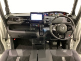 車内は光触媒抗菌消臭施工済です。インパネ周りはスタイリッシュなデザインで機能や装備も充実しています。グローブボックスやカップホルダーのほかにトレーなどたくさんの収納スペースが付いています。