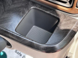 [ドリンクホルダー]お気に入りのドリンクを片手に、快適なドライブを♪500mlペットボトルも置けます!