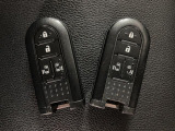 電子カードキーを携帯していれば、ドアハンドルやバックドアのリクエストスィッチを押すだけでドアの施錠、開錠が行えます。電子カードキーがないとエンジンが始動しない、盗難防止に役立つイモビライザー機能付