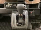 CVT車のセレクトレバーです。低速から高速まで、変速ショックのないスムーズな走りを実現するとともに、エンジン効率のよい領域を維持することで燃費にも貢献します。
