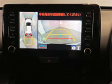 【パノラミックビューモニター】映像で、見づらい車両周辺の確認をアシスト。クルマを真上から見ているような映像を表示。 運転席から確認しにくい車両周囲の状況を把握。