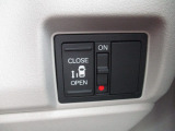 左側電動スライドドアが装備されています。狭い駐車場でも乗り降りがスムーズに行えます。