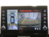 パノラミックビューモニター付きです。車両を上から見たような映像をディスプレイオーディオ画面に表示。運転席からの目視だけでは見にくい、車両周辺の状況をリアルタイムでしっかり確認できます。