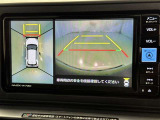 パノラミックビューモニターを装備。駐車場や交差点でクルマを真上から見るように周囲を確認できます。機能の詳細は販売店スタッフまでおたずねください。