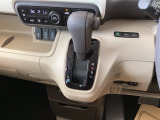 自然に手が届き、操作性の良いインパネシフトに、パーキングブレーキはフットブレーキタイプなので、運転席と助手席の間はすっきりしています。