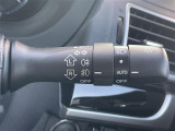 【オートライト(AUTO)】外の明るさをシステムが感知して、自動でヘッドライトが点灯します。ヘッドライトをつけ忘れを防ぐ便利機能です。