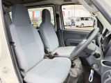 運転席シート廻りは使用感も少なく、良好な状態となっています。前オーナー様が丁寧に使っていたことがよくわかりますね。
