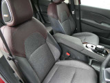 運転席はほどよくホールド感のある形状をしておりますので、運転がしやすいです。