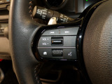 【ステアリングリモコン】ステアリングにオーディオ調節可能なスイッチが装備されていますので運転中でも視線をそらさずにオーディオの調節が可能です!