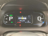視認性に優れたメーターを採用しており、走行中でも車速や情報が分かりやすく表示されます。運転時の視線移動をむりのない範囲に抑え、快適で安心感のあるドライブをサポートします。