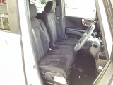 【ベンチシート】運転席と助手席の移動もスムーズ!狭い駐車場での乗り降りや、お子様の乗り降りにも便利です。座席の間にコンソールボックスやドリンクホルダーがないため、車内空間が広く感じます。