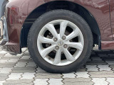 純正アルミホイール。タイヤサイズは155/65R14です。
