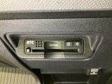 エアコンパネルの下にETCがついています。高速道路の料金所の通過も楽々です!。 カードの取り出しもしやすい場所についています。