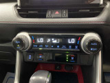 オートエアコン♪お好みの温度に設定するだけで車内を快適空間にしてくれますよ♪