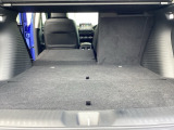 後席は分割可倒式で、用途に合わせてアレンジ可能。荷物の量や乗車人数に応じて柔軟に使える便利なシートです。