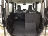 シートアレンジが多彩で、荷物の大小に応じてスペースを変えられる便利なお車です!