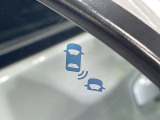 【ブラインドスポットインフォメーション】走行中、ドアミラーの死角になりやすい箇所に後続車が接近するとサイドミラー付近に警告を表示、ドライバーに注意喚起をしてくれます。