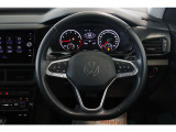 ハンドルは前後、上下で調節することができ、運転される方の好みに合わせて動かすことができます。ハンドルリモコンもついておりますので、運転したままでもオーディオ類を操作できます。