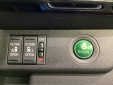 リアドアは乗り降りに便利な両側電動スライドドアです。また運転席に座っていながらスイッチ操作で自在にスライドドアを開け閉めできます。燃費に役立つECONボタンもここです。