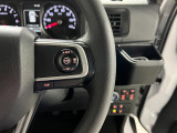【レーダークルーズコントロール(全車速追従機能付】車内前方に装備されたカメラで先行車を認識し、車速に応じた車間距離を保ちながら追従走行を支援します。