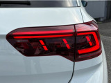 LEDテールランプ。ウィンカーには流れる様に点滅する「ダイナミックターンインジケーター」を装備。