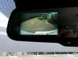 後方の映像をバックミラーに映します。