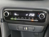 【オートエアコン】車内温度を感知して自動で温度調整をしてくれるのでいつでも快適な車内空間を創り上げます!どの席に座っても快適なドライブが楽しめます♪