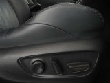 パワーシート搭載。微妙な調整が手軽にでき、ピッタリのポジションで運転することが可能です。
